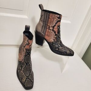 Steve Madden Geniva Snakeprint Ankle Pullon Booties Size 7.5, Stylish Chic